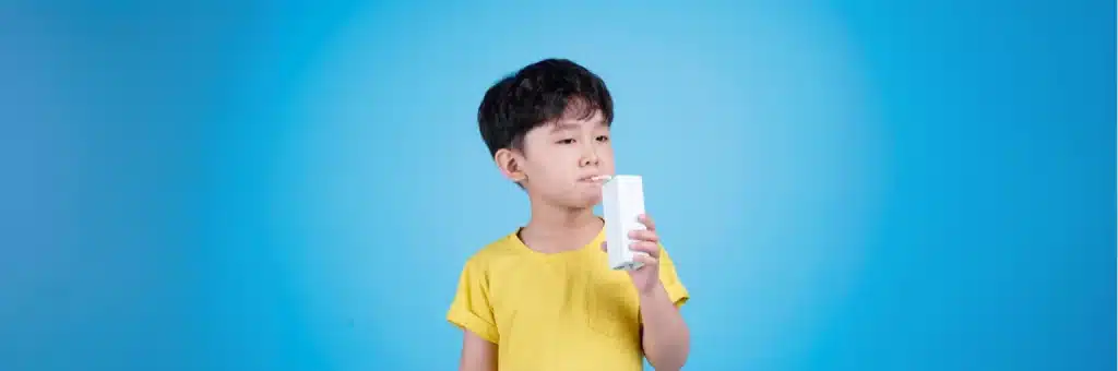 เด็กผู้ชายกำลังดื่มนม